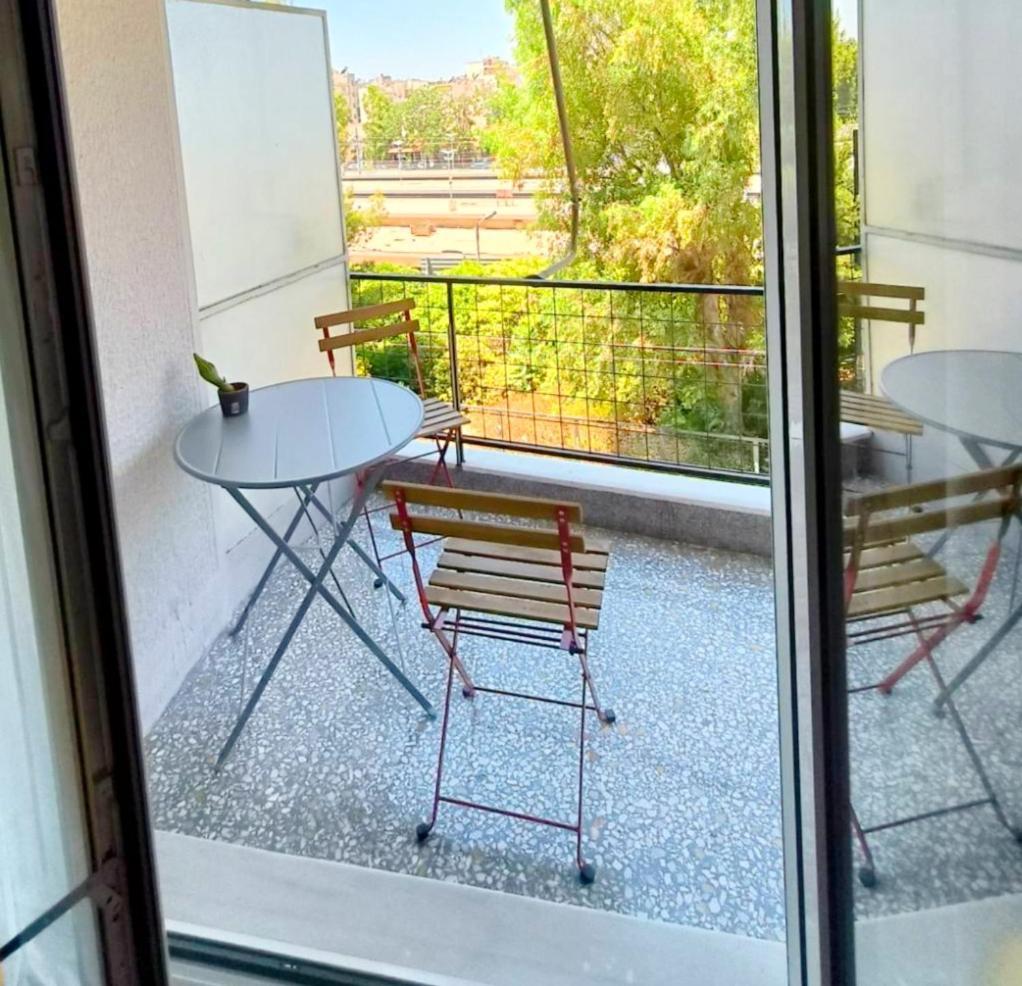 Stylish Artistic Flat With View, Three Min To Metro Apartment Athena Bagian luar foto