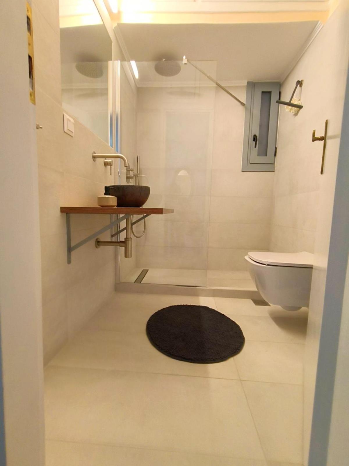 Stylish Artistic Flat With View, Three Min To Metro Apartment Athena Bagian luar foto