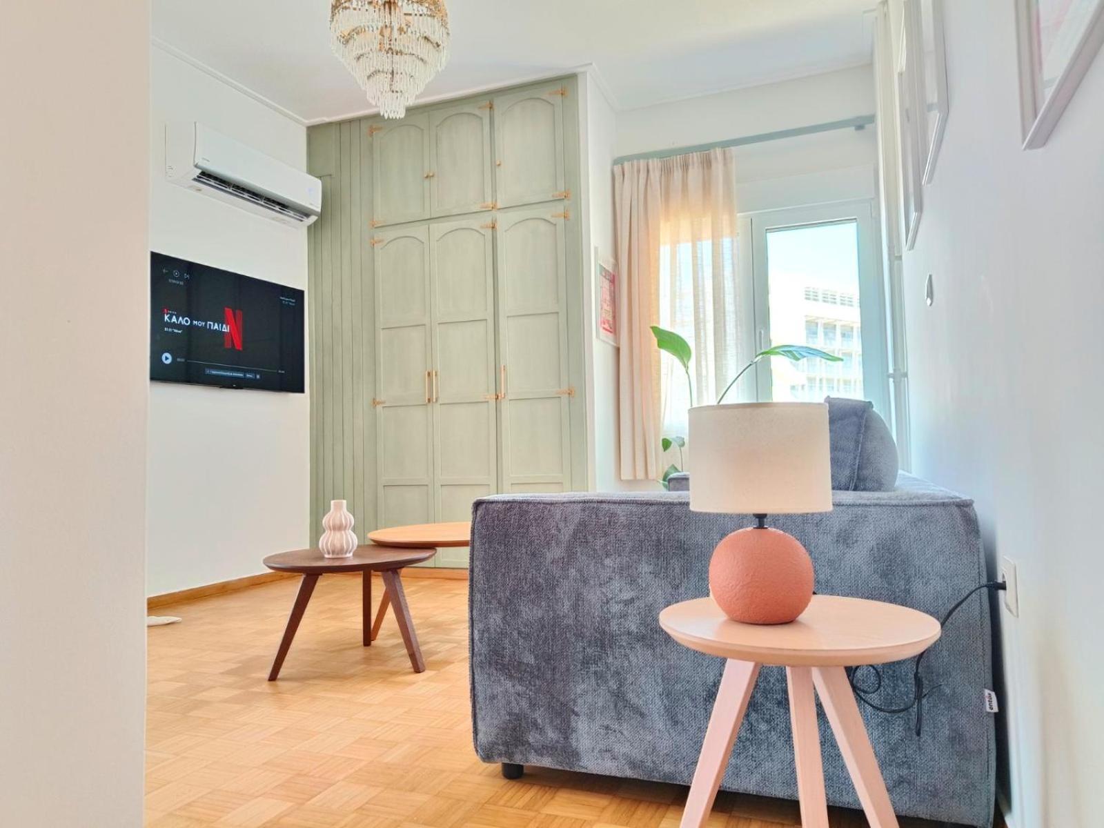 Stylish Artistic Flat With View, Three Min To Metro Apartment Athena Bagian luar foto